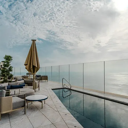 Apartment Prestigious With Common Roof Top Pool In Mercury Tower *