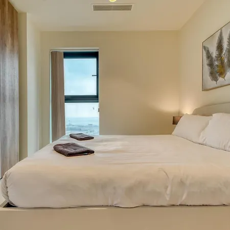 Apartment Prestigious With Common Roof Top Pool In Mercury Tower