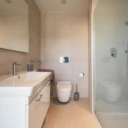 Prestigious With Common Roof Top Pool In Mercury Tower *