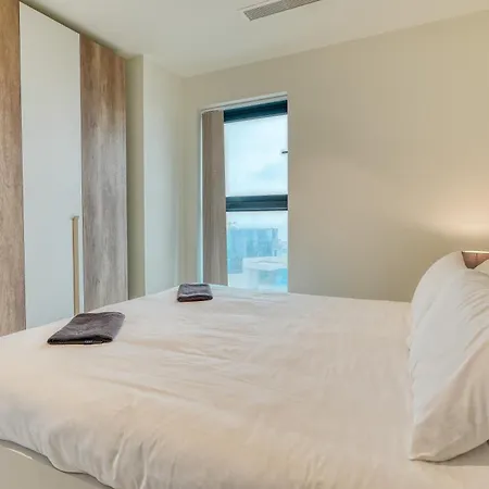 Prestigious With Common Roof Top Pool In Mercury Tower Apartment Saint Julian's