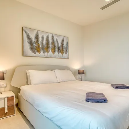 Prestigious With Common Roof Top Pool In Mercury Tower *