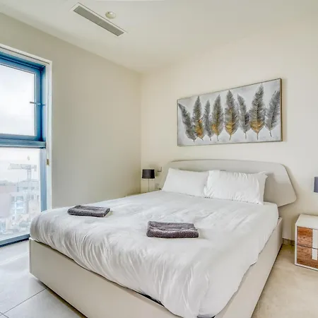 Apartment Prestigious With Common Roof Top Pool In Mercury Tower
